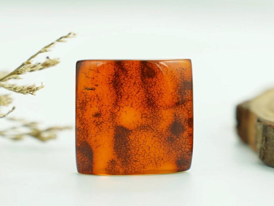 Đá hổ phách cho người mệnh Thoa Xuyến Kim tại Mandala Charm