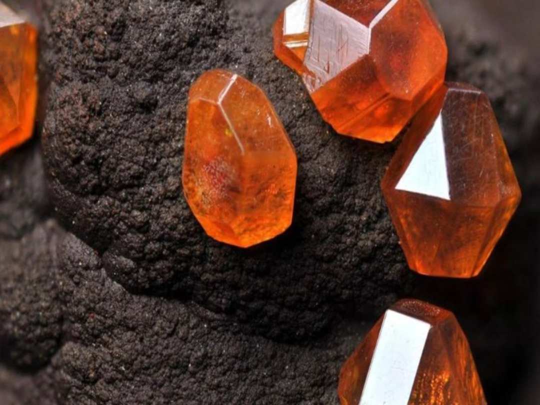 Đá tone đỏ cam phù hợp cho mệnh này