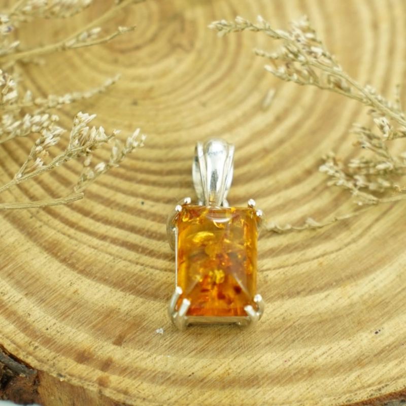 Đeo mặt dây chuyền làm từ hổ phách mang lại nhiều công dụng tuyệt vời