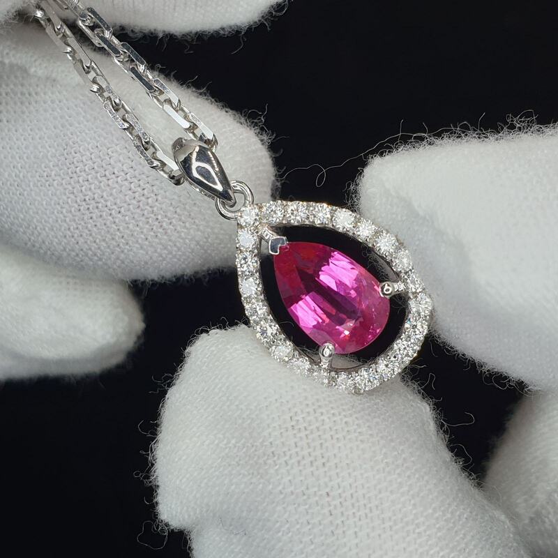 Mặt dây chuyền đá ruby với đa dạng kiểu dáng 