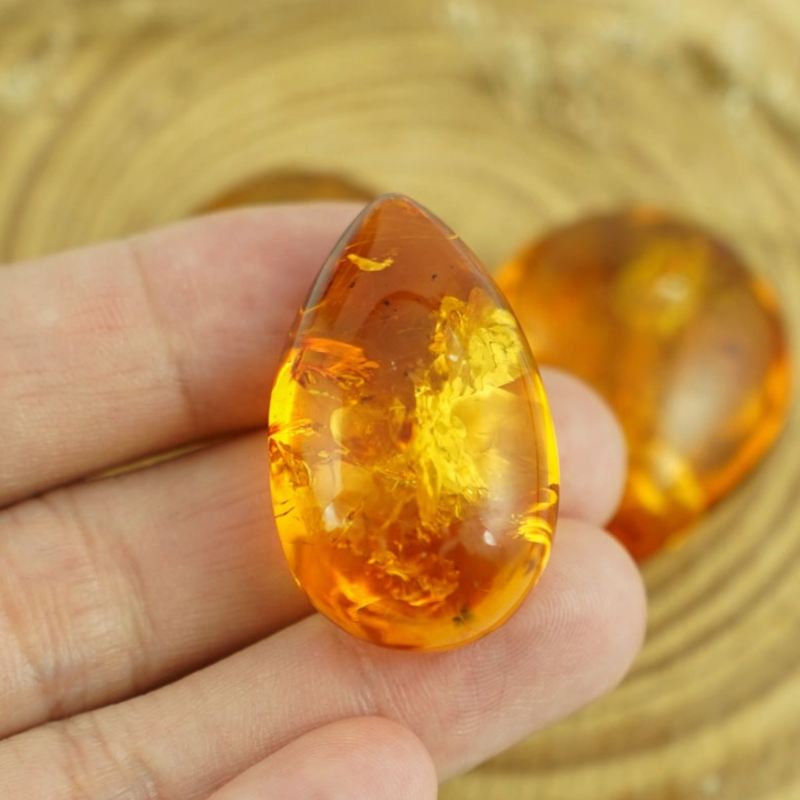 Mặt dây chuyền làm từ đá hổ phách phù hợp với người mệnh Thổ và Kim