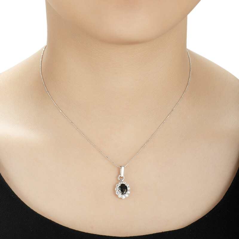 Đeo mặt dây chuyền làm từ đá sapphire mang lại nhiều ý nghĩa 