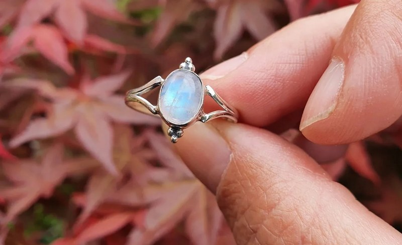 Trang sức từ đá Moonstone có đắt không?