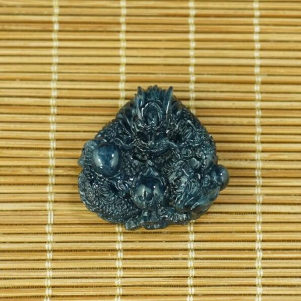 Mặt đá Sapphire Rồng phong thủy 30x34x11mm cao cấp