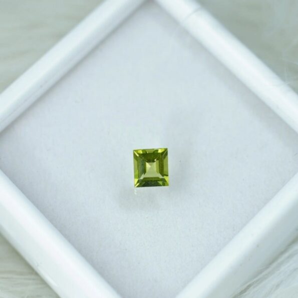Mặt trang sức Peridot vuông 7mm