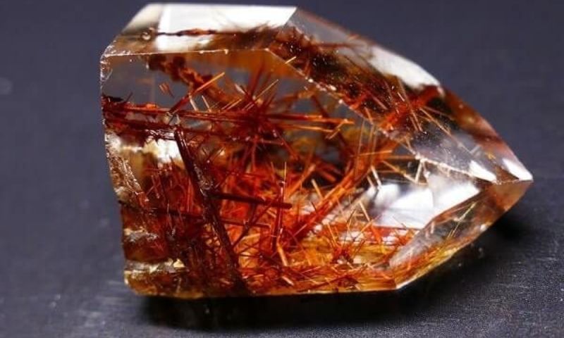 Viên đá thạch anh tóc màu đỏ thô chưa qua chế tác 