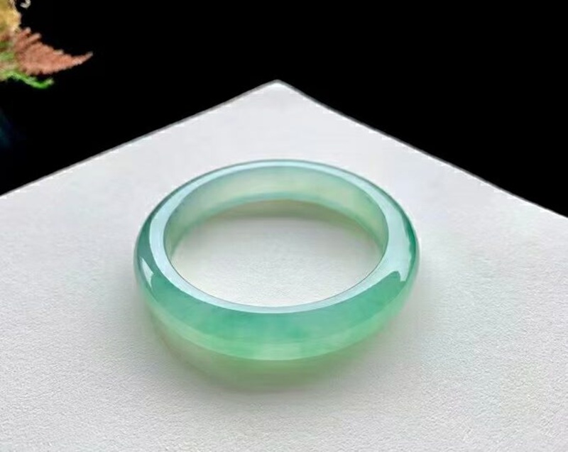 Vòng tay cẩm thạch là món trang sức quý phái của phụ nữ Á Đông