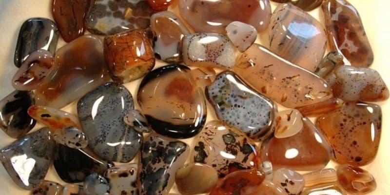 Đá mã não với đa dạng màu sắc