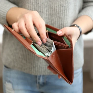 Mệnh Thủy Bỏ Gì Vào Ví Để Hút Tài Lộc, May Mắn Và Bình An?